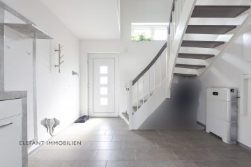 Effizientes EFH in Rehagen | 5 Schlafzimmer | 160qm | großes Grundstück | modern | Doppelgarage - Eingangsdiele
