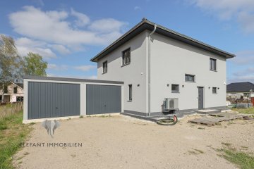 Effizientes EFH in Rehagen | 5 Schlafzimmer | 160qm | großes Grundstück | modern | Doppelgarage - Straßenansicht