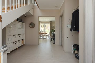 Effizientes EFH am Waldrand | 5 Schlafzimmer | 169qm | gr. Grundstück | modern | Sauna | Garage - Eingangsdiele